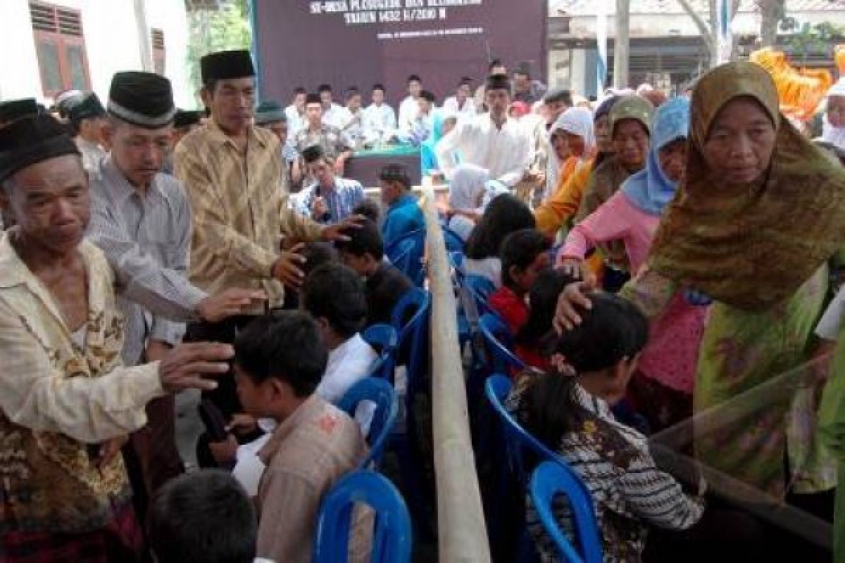 Ribuan Warga Ikuti Tradisi Usap Kepala Anak Yatim