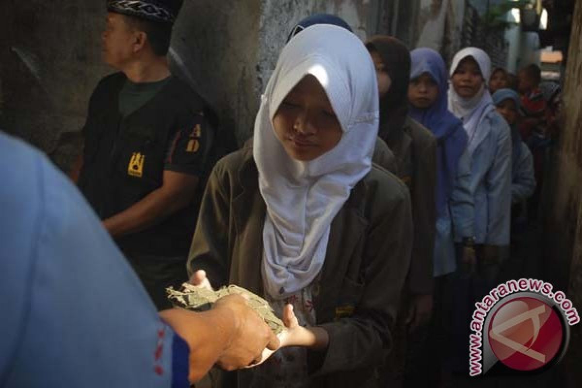 Warga rela antre demi nasi uyah asem di Kudus