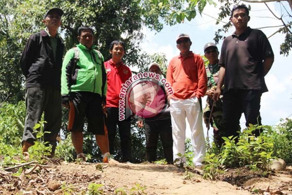 Wabup Mamuju Tinjau Pembangunan Jalan Tani 