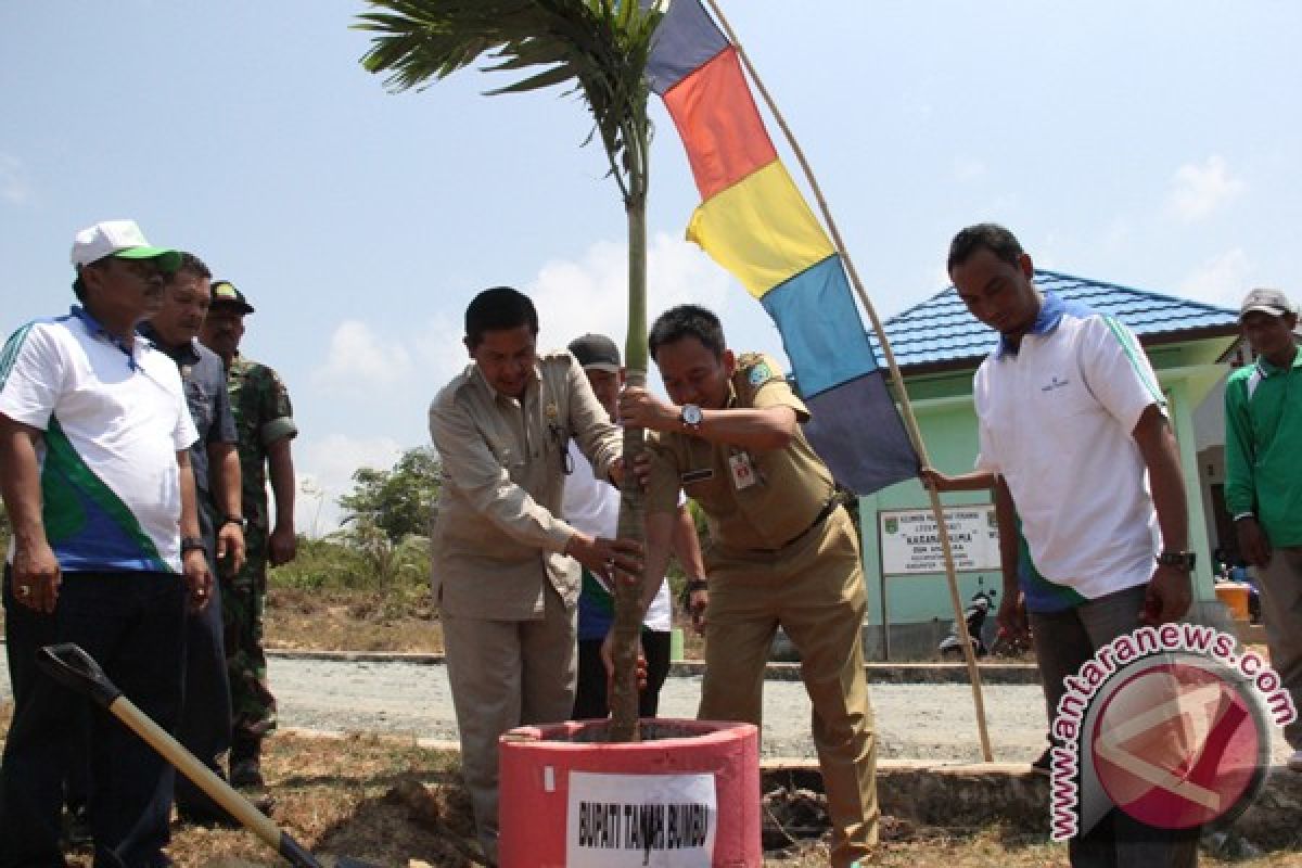 Pemkab Tanam Ribuan Pohon Di Pantai Angsana  