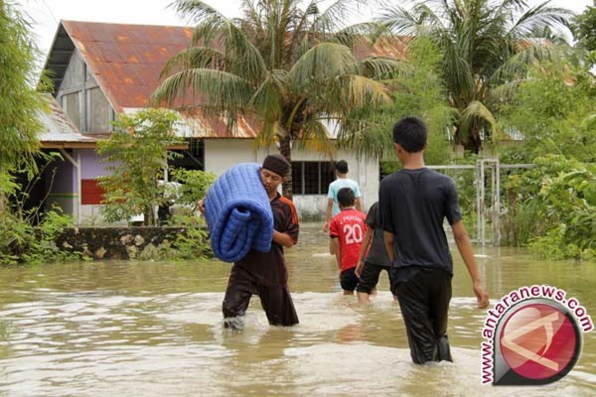 Korban Banjir di Aceh Selatan Krisis Air Bersih