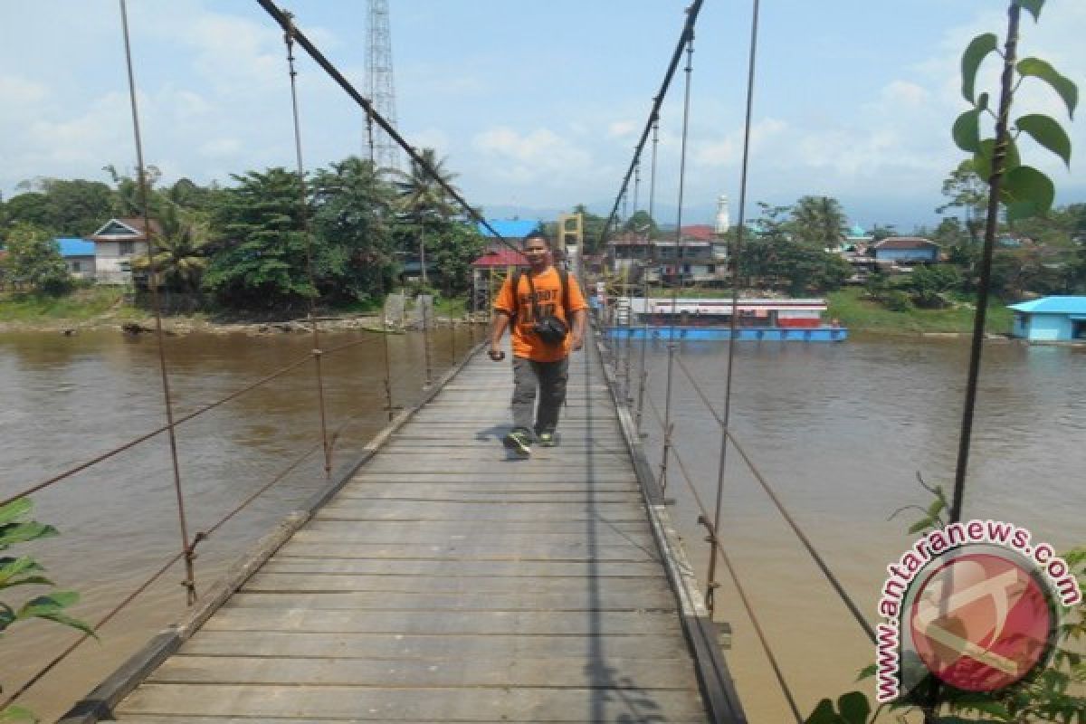 Warga Tabang Khawatirkan Kondisi Jembatan Gantung