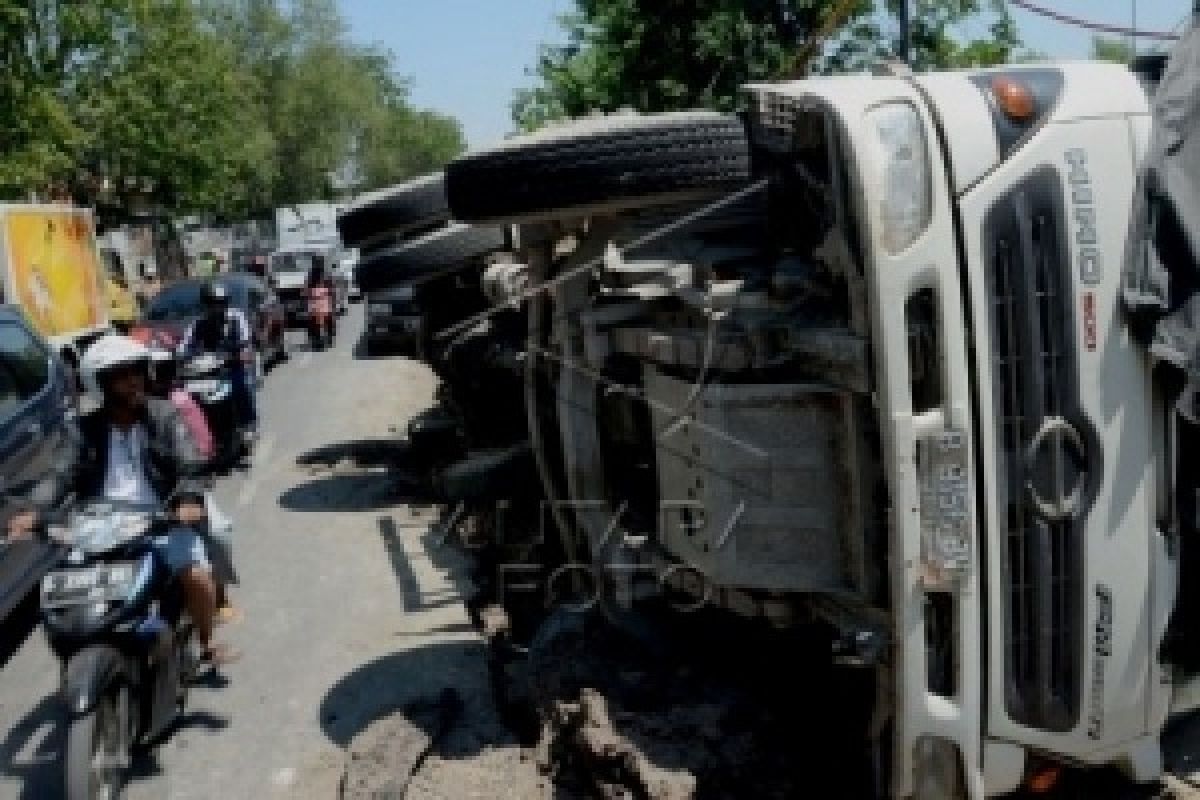 Polri selidiki kelalaian kasus truk terguling tewaskan enam orang