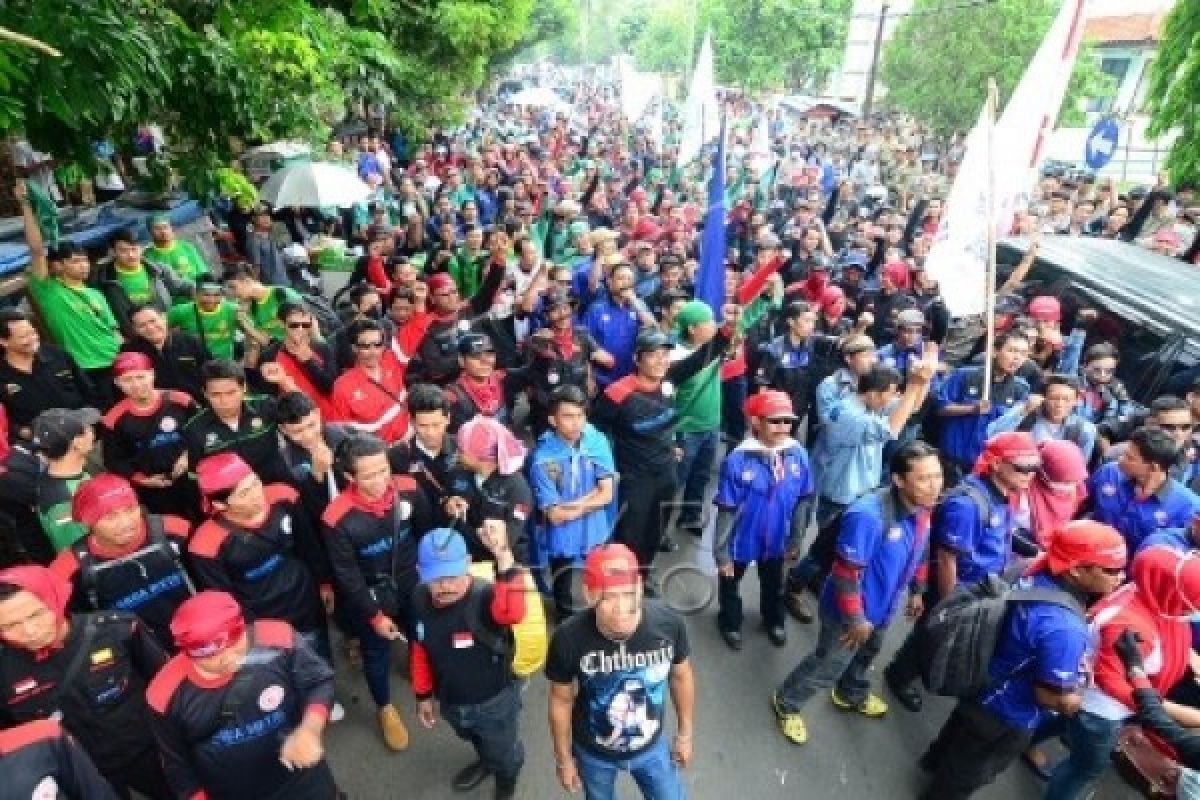 Tuntut UMK 2015 buruh terlibat bentrok