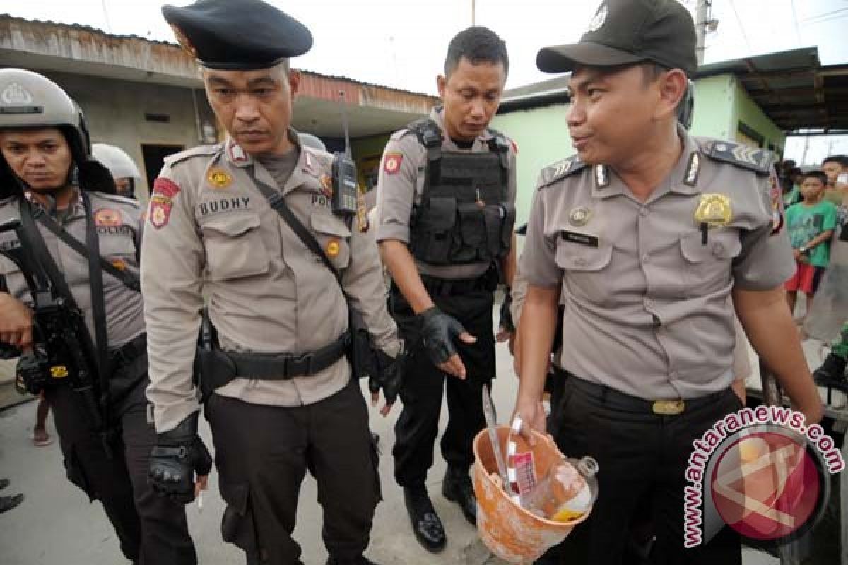 Polisi bubarkan bentrok warga di Palu
