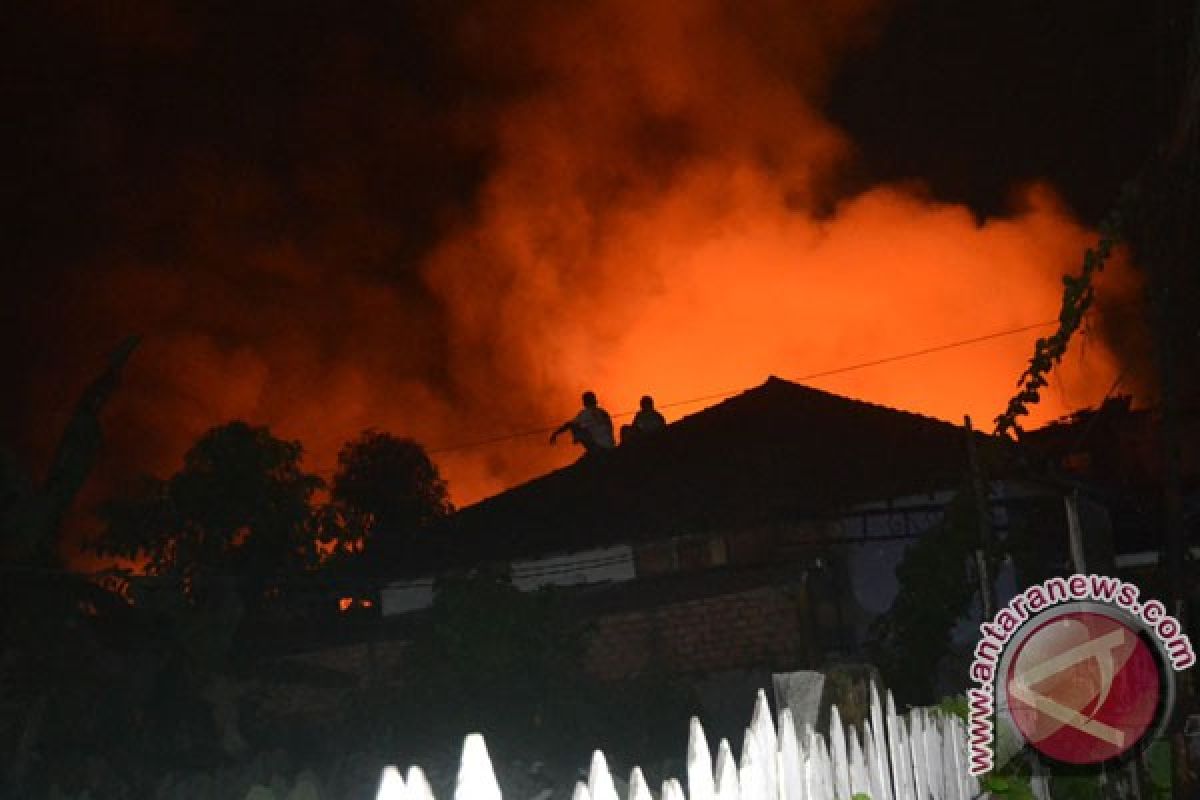 Belasan rumah di Samarinda hangus terbakar