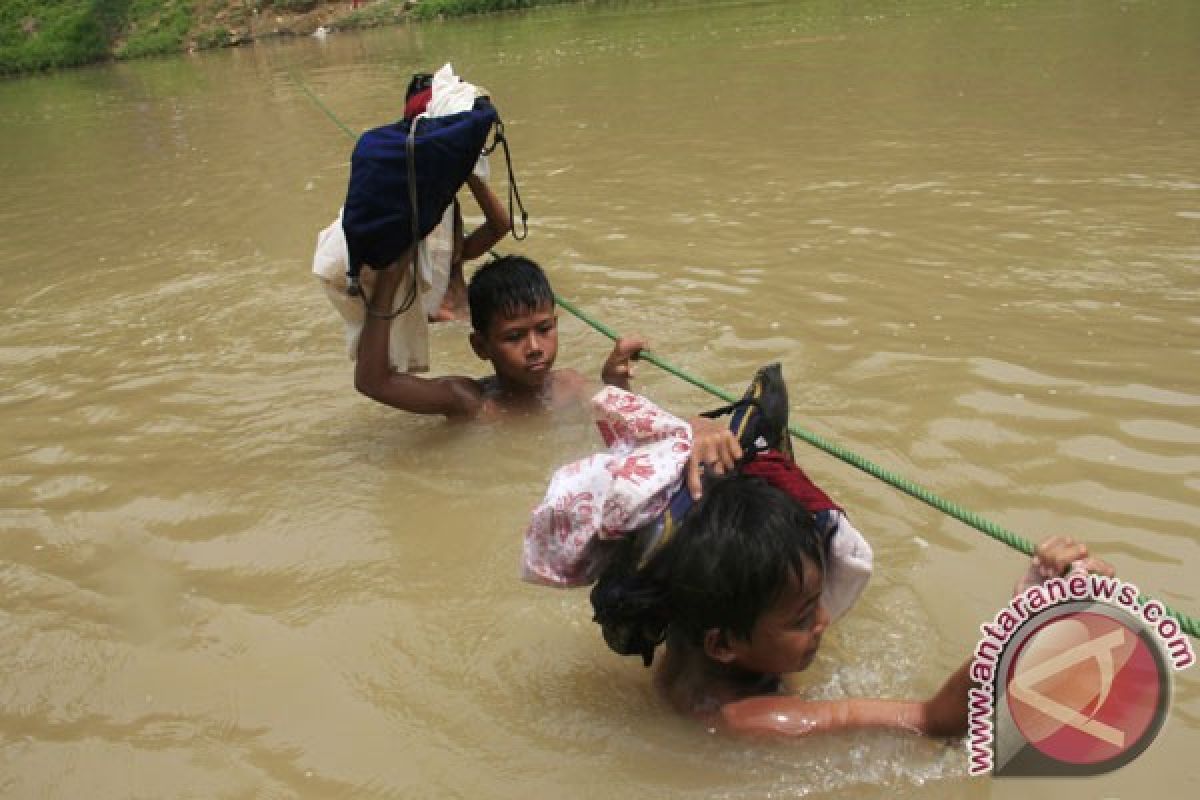 Korban banjir Banjarsari mendapat bantuan BPBD Lebak