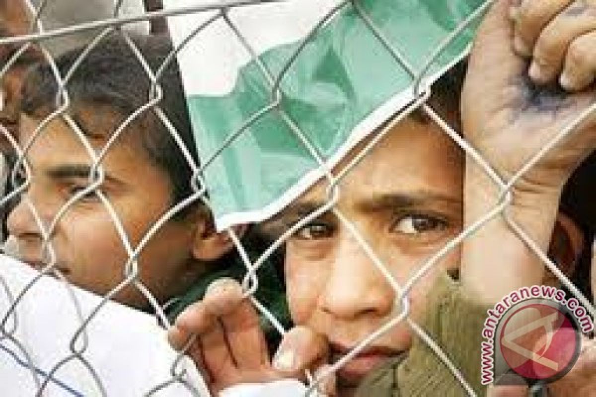 Empat Anak Palestina Shalat Jumat di Mataram