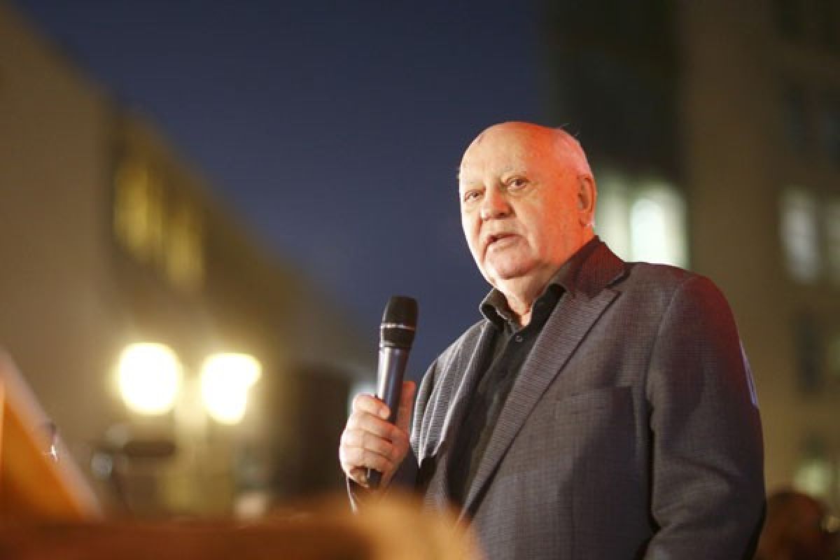 Gorbachev says health improving, can walk again