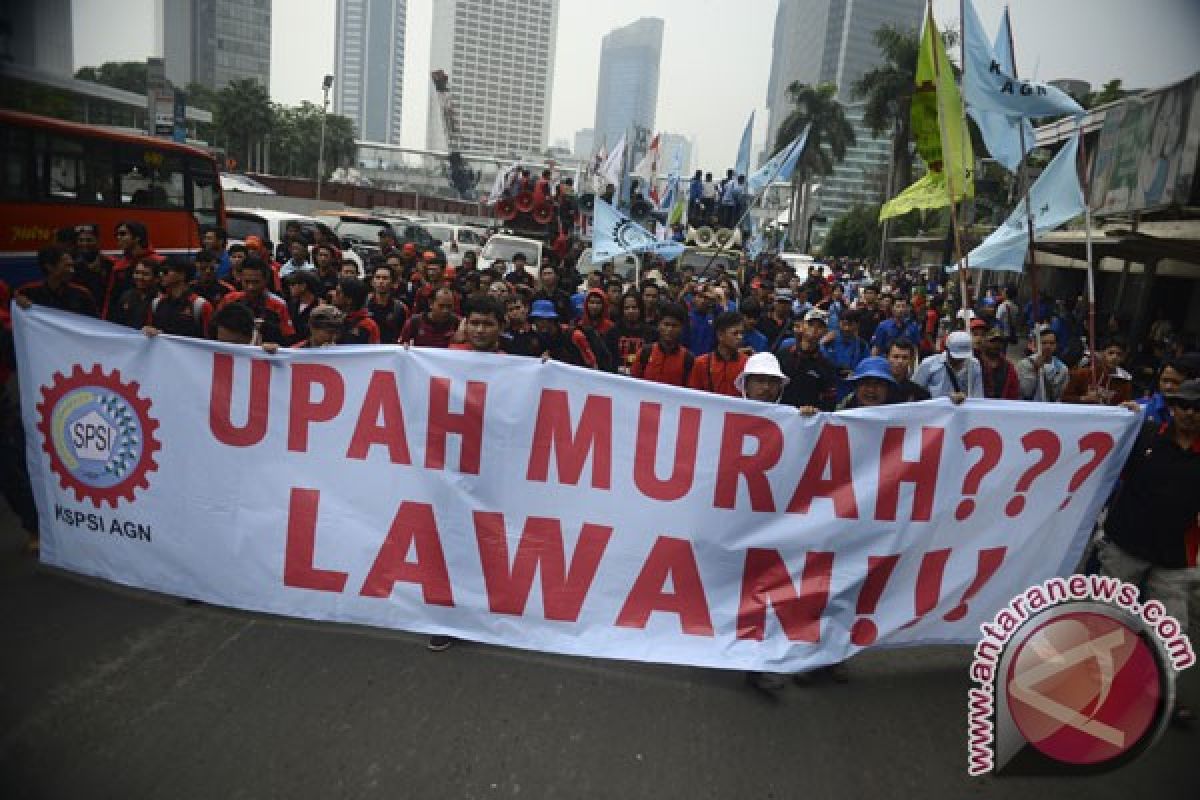 Ribuan buruh bergerak ke Balai Kota