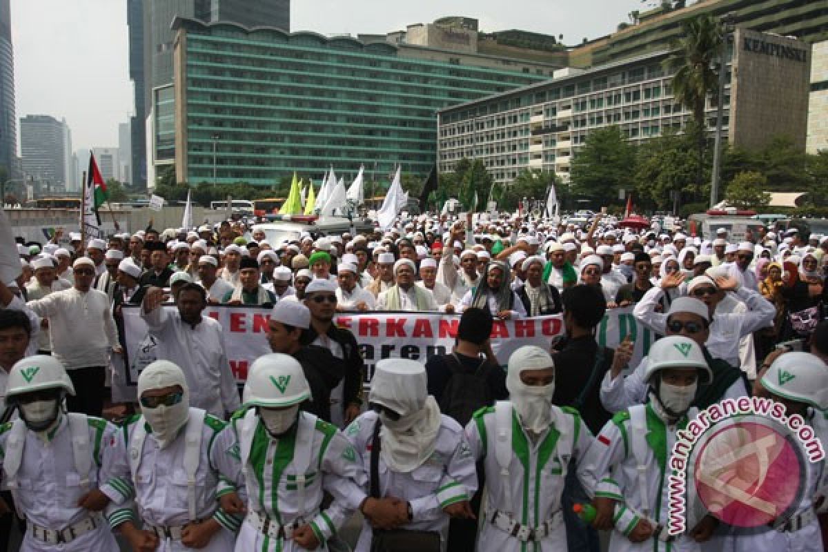 Seribuan kader FPI datangi Gedung DPRD DKI