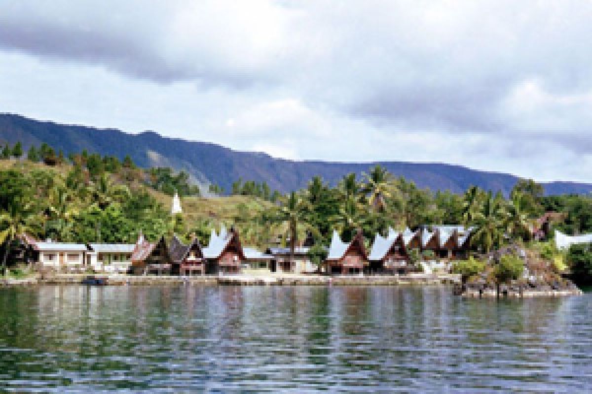 Wisatawan Keluhkan Kebersihan Danau Toba