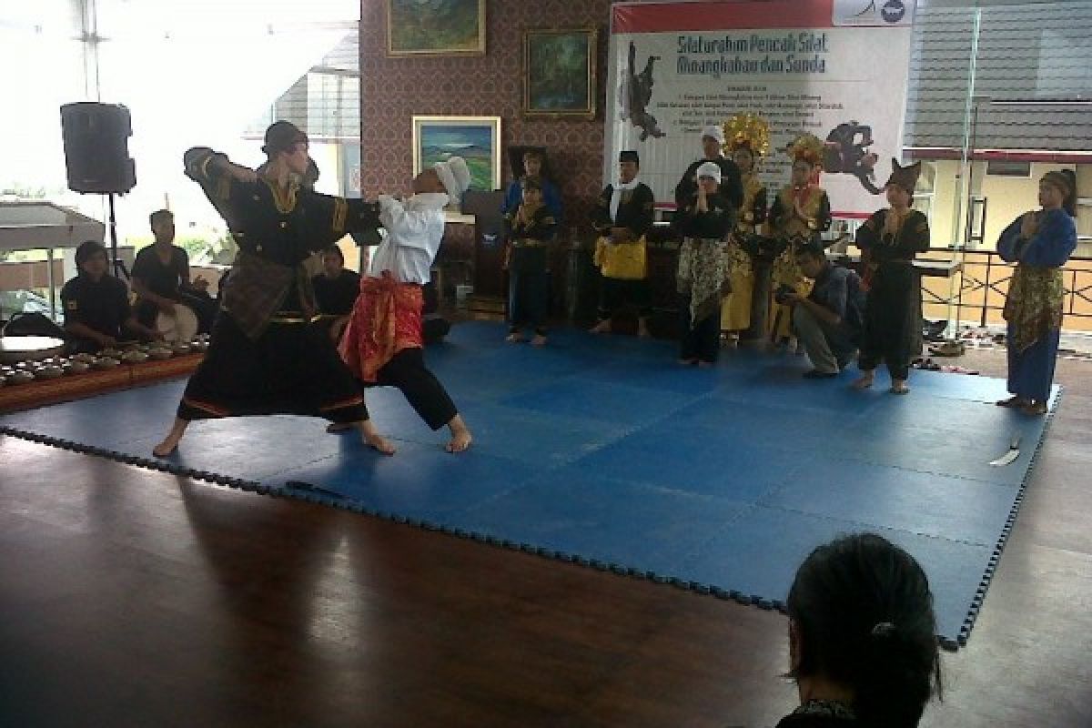 Silat Minang-Sunda Pentas di Rumah Budaya Fadli Zon