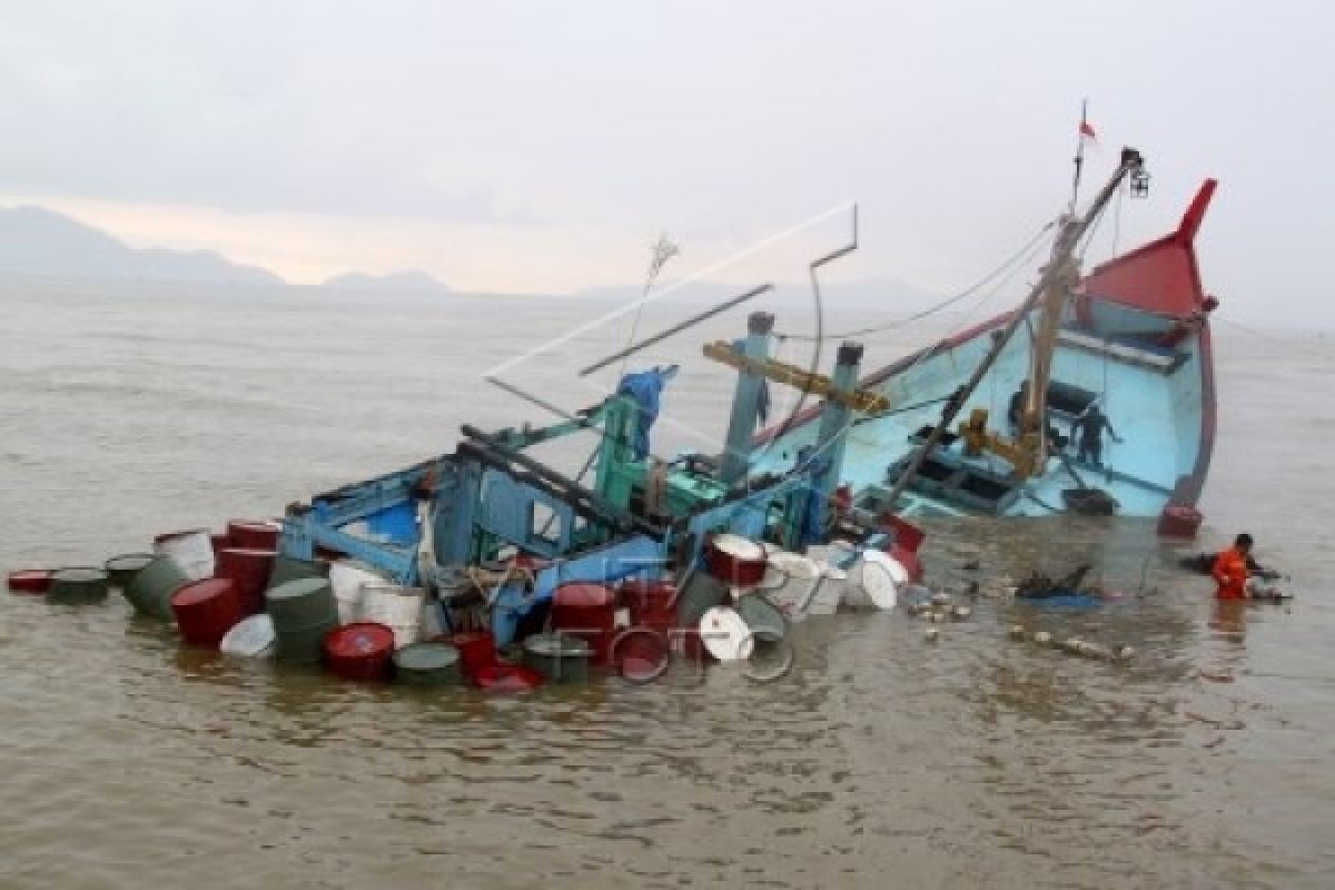 Seorang tewas, 30 orang selamat saat KM Kahyong Utara karam di Tanjung Api-api.