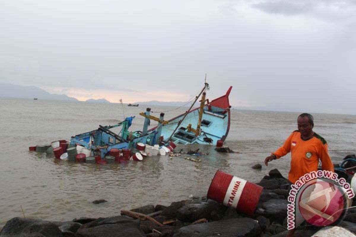 Kapal nelayan Belitung kandas di Muara Sungailiat