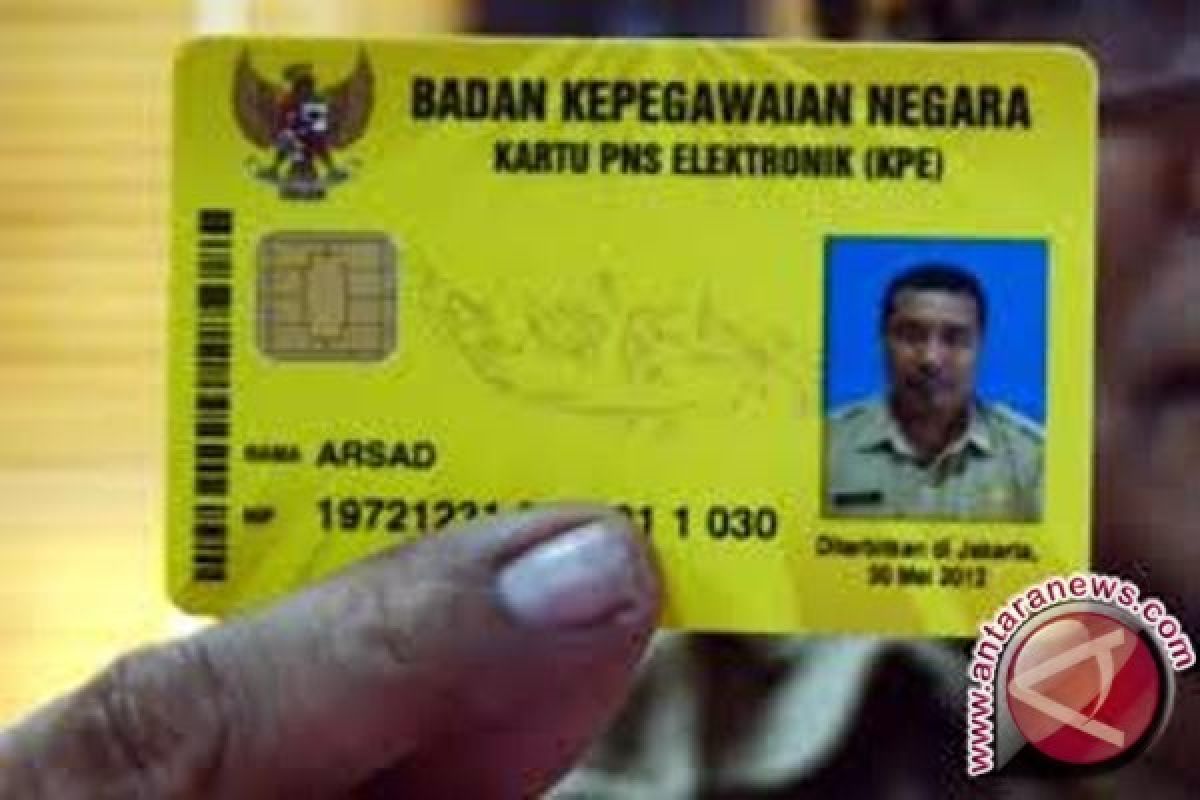 BKD Biak Numfor distribusikan kartu pegawai elektronik