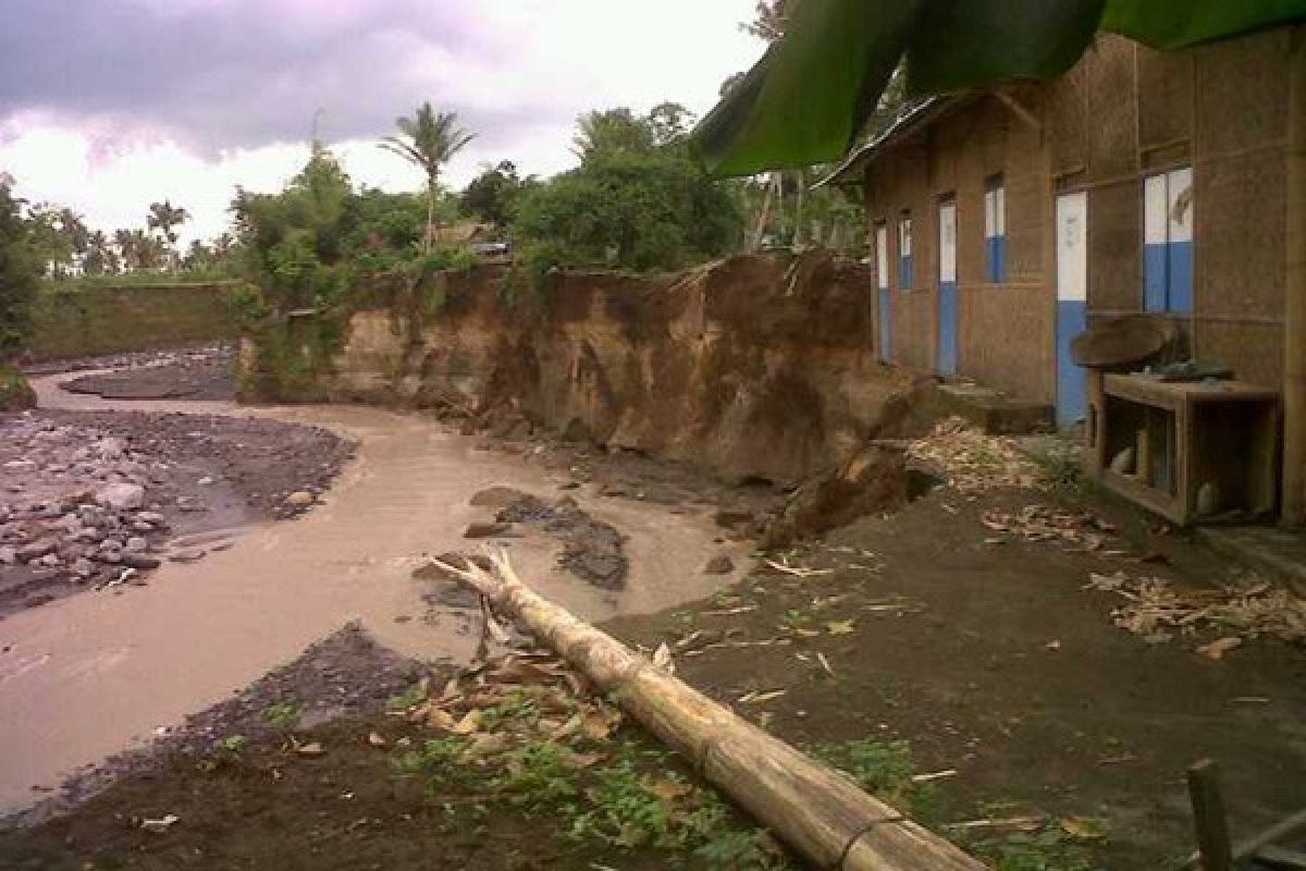 Erosi sungai di Bantul rusak jalan kampung