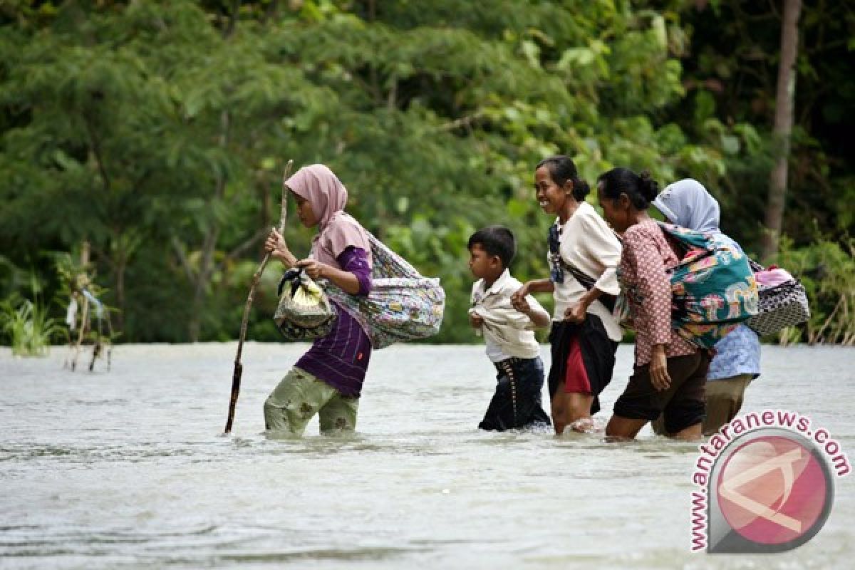 AHY beri bantuan warga Gunung Kidul