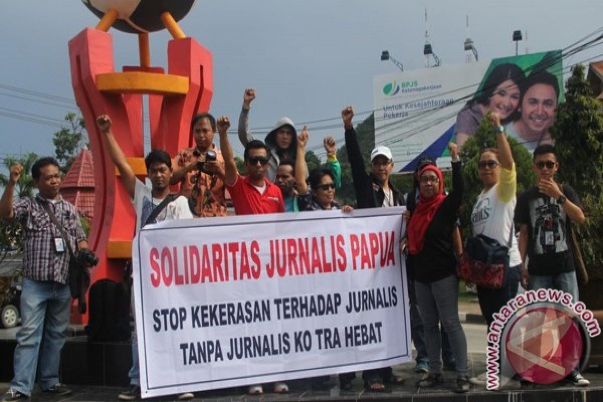 Demo solidaritas terhadap wartawan Makassar