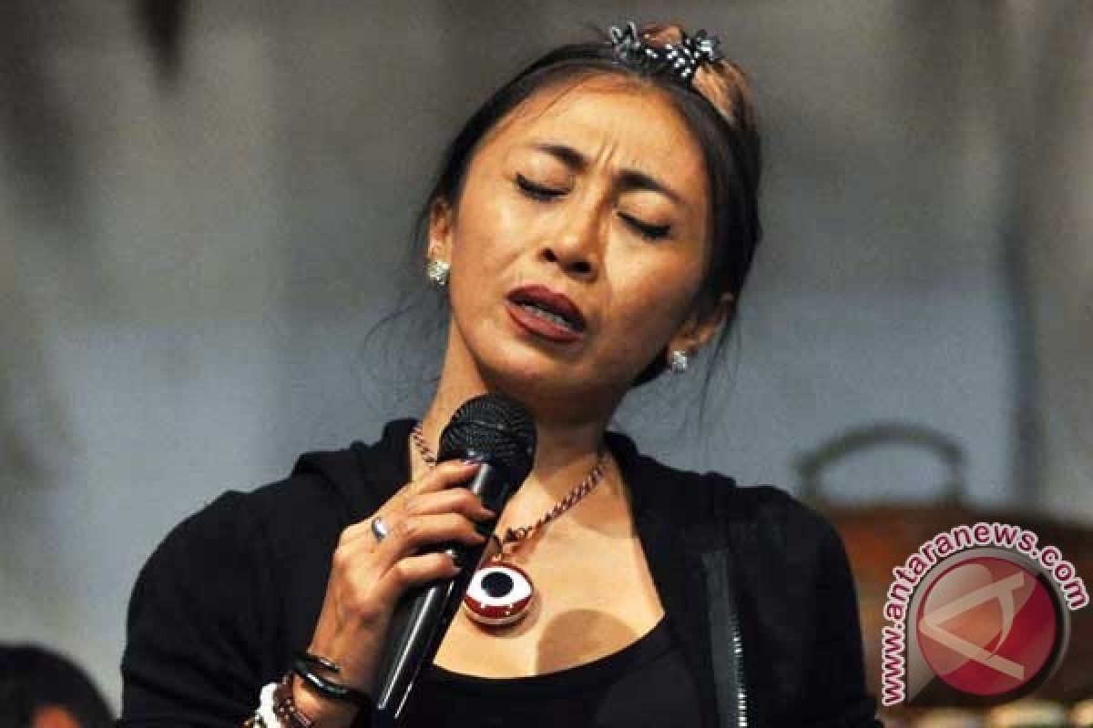 Krakatau "reunion" hipnotis pecinta jazz Surabaya