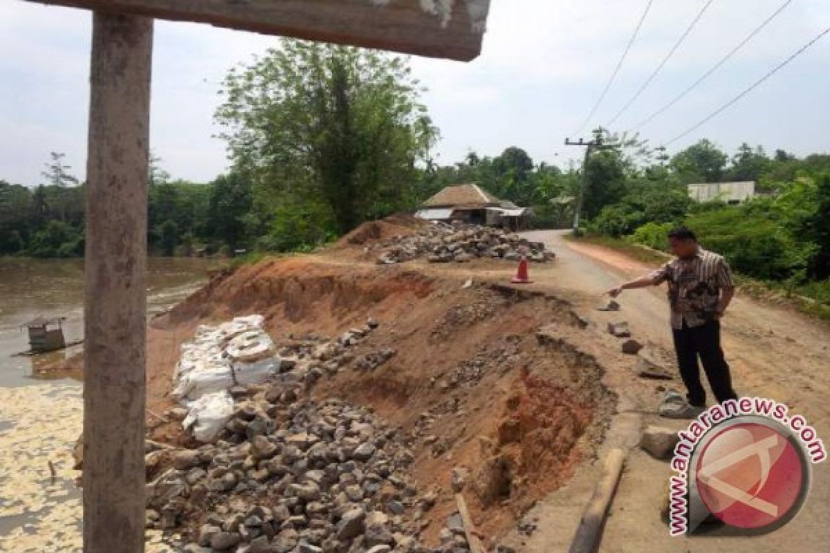 Jalan penghubung Kabupaten OKU - OI terancam putus