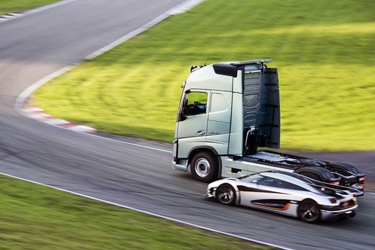 Ketika Tuk Volvo FH balapan dengan Koenigsegg One:1