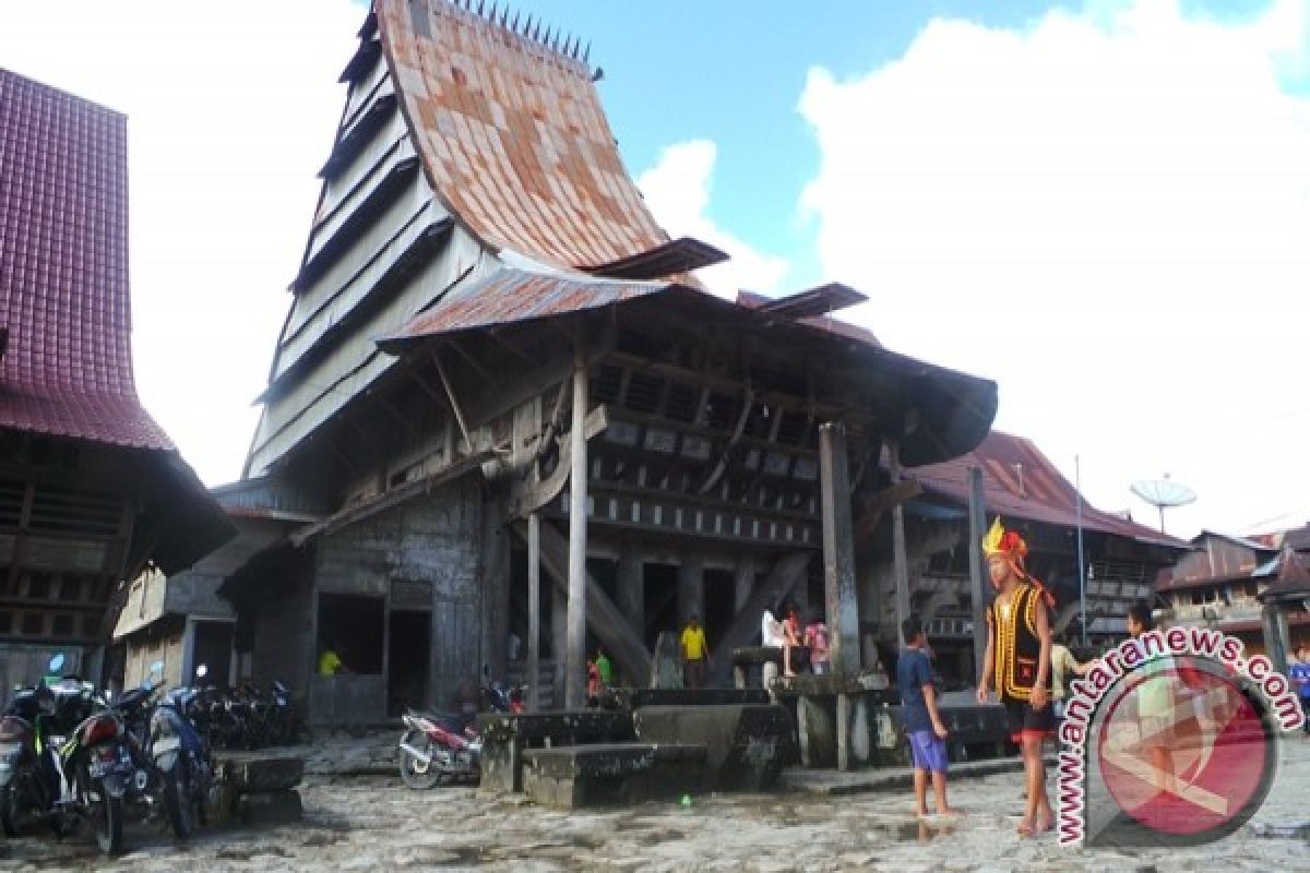 Singgah di rumah adat besar Nias