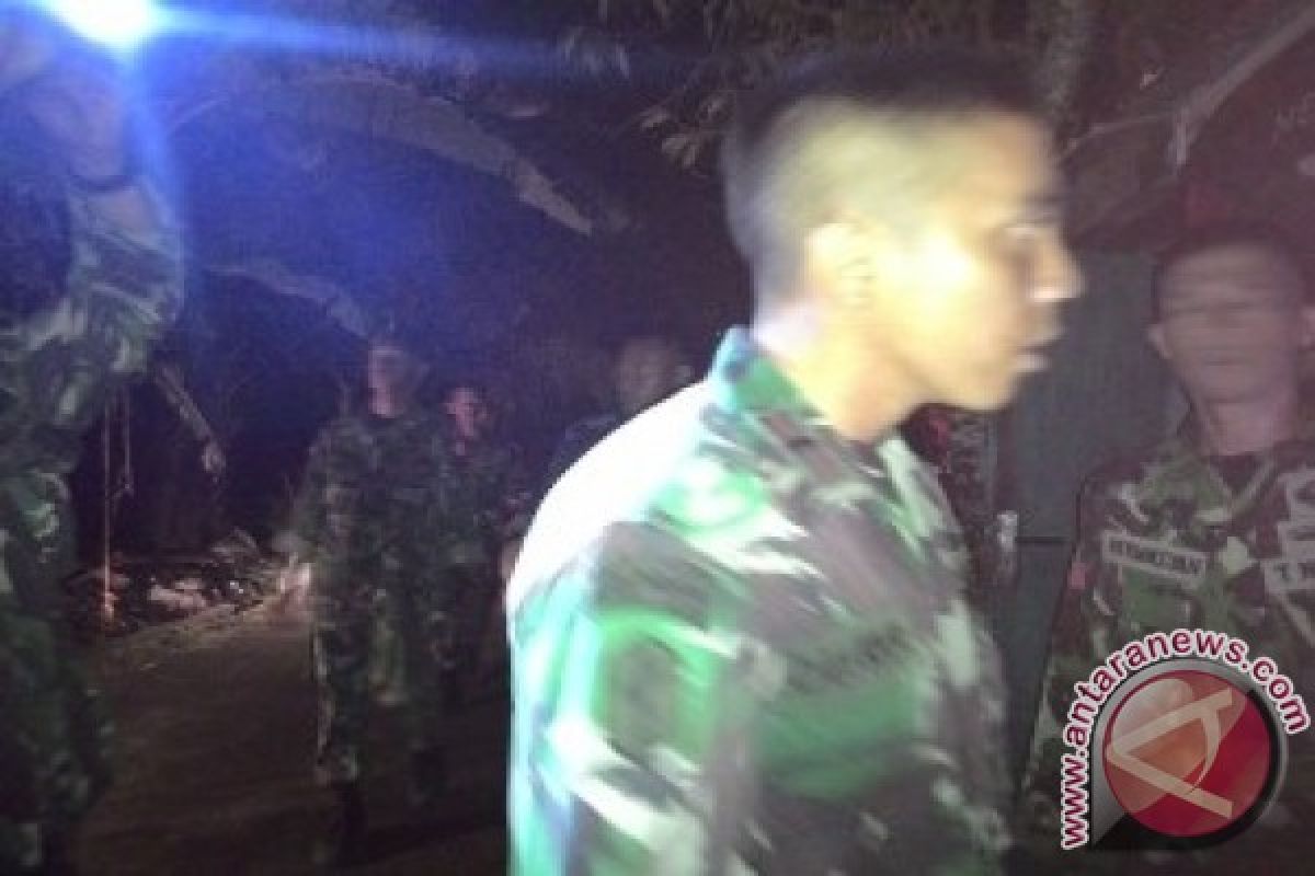 Personel Tni Amankan Lokasi Semburan Gas 