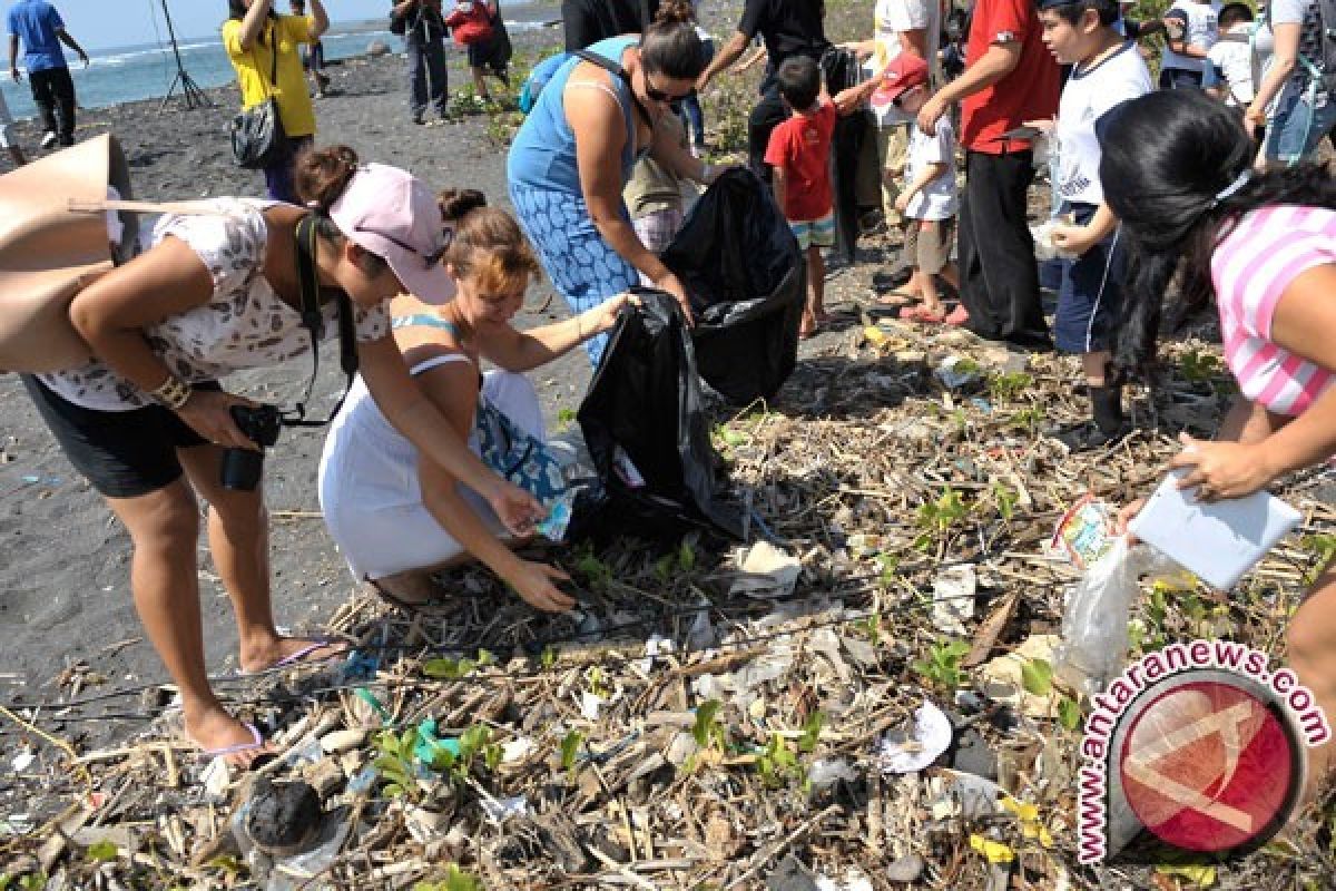 Puluhan Ribu Warga Banjarbaru Bersihkan Sampah