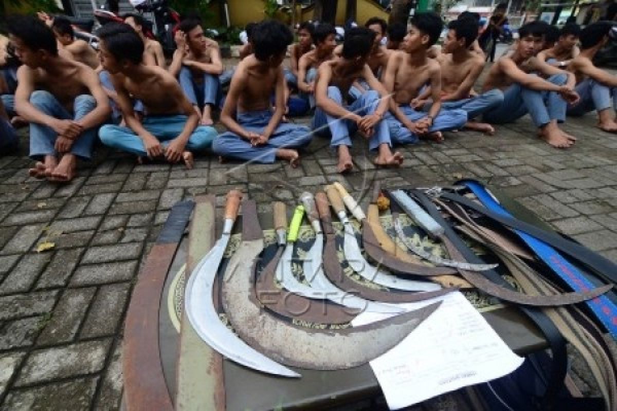 Polisi Sukabumi tangkap belasan pelajar bersenjata tajam