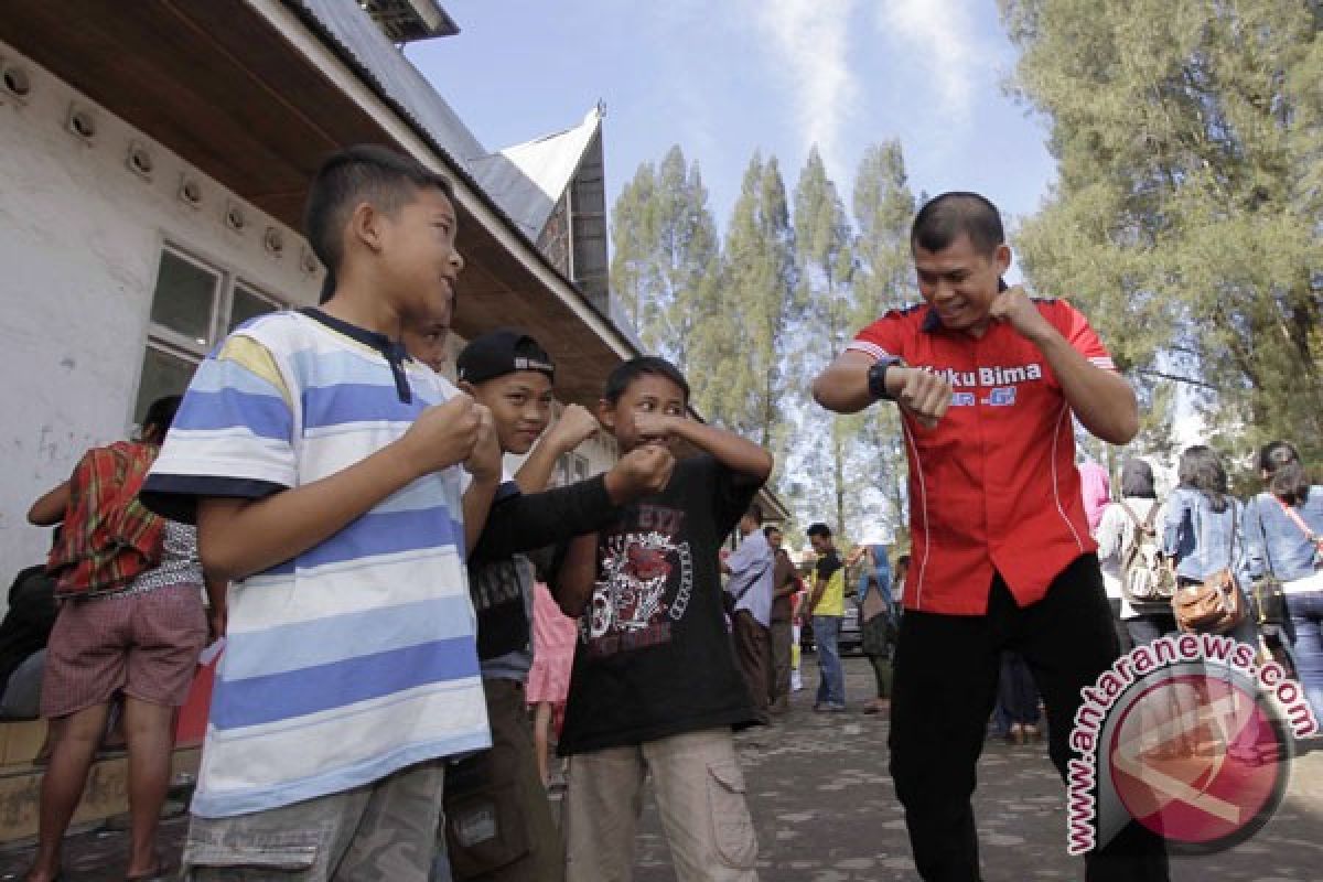 Chris John hibur anak pengungsi Gunung Sinabung