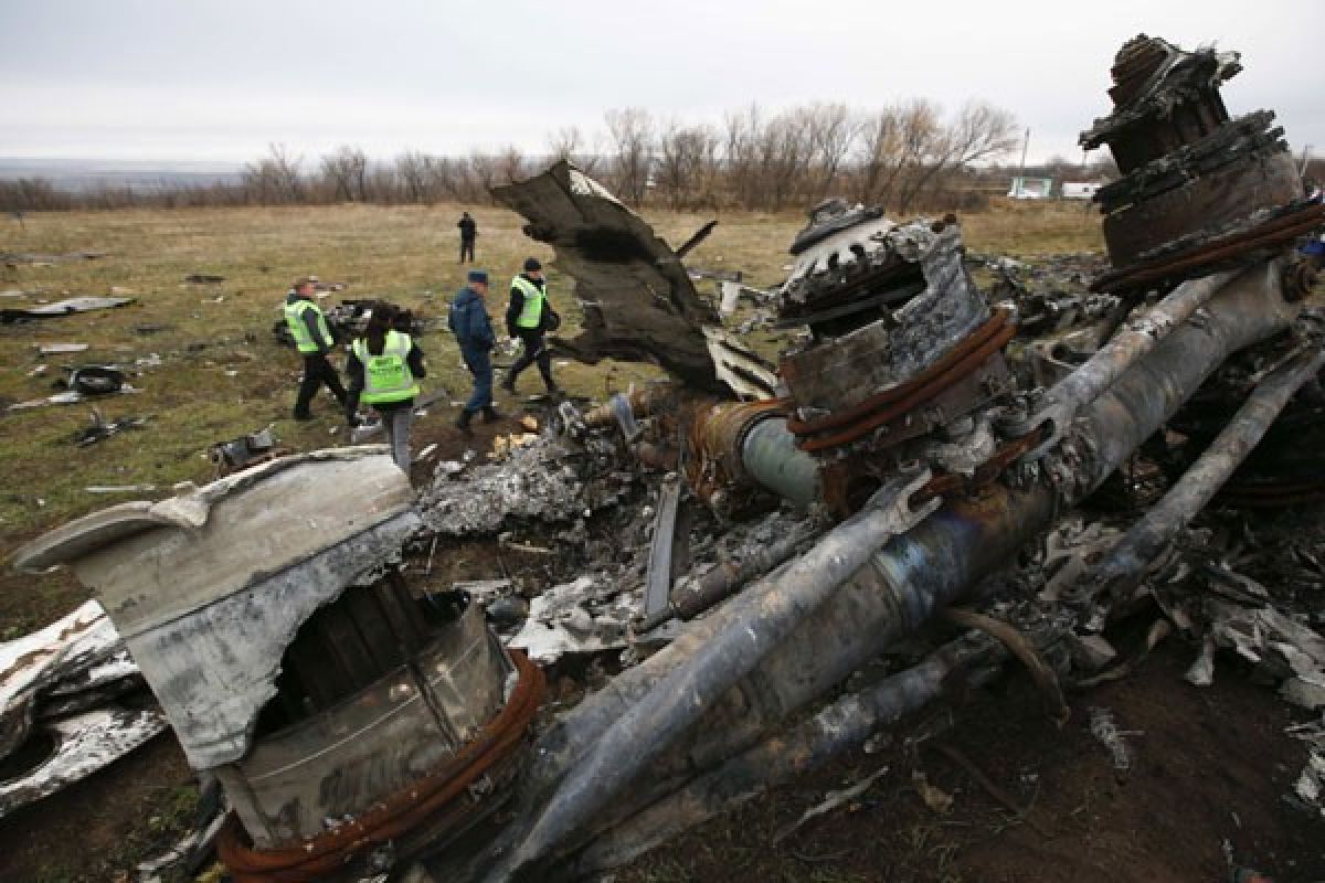 Para ahli pelajari bukti jatuhnya pesawat Malaysia Airlines