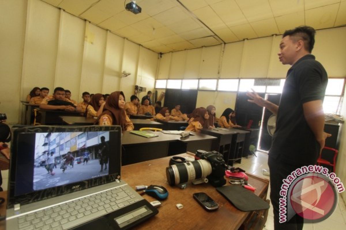 Jurnalis Kenalkan Foto Jurnalistik di Sekolah