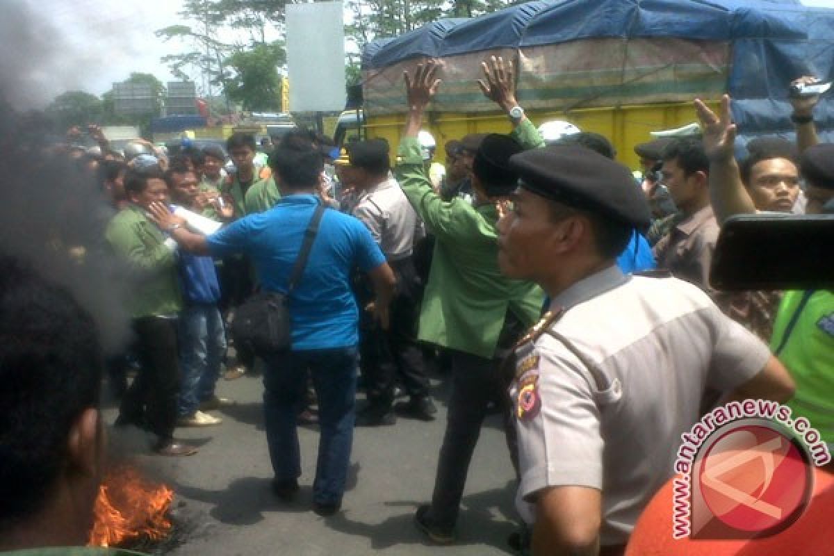 Demo tolak BBM jalur Ciawi tersendat