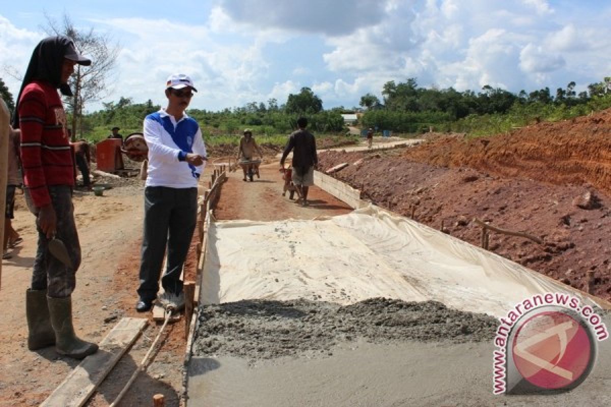 Pembangunan Jalan ke Taman Kehati Sekadau Sedang Berjalan