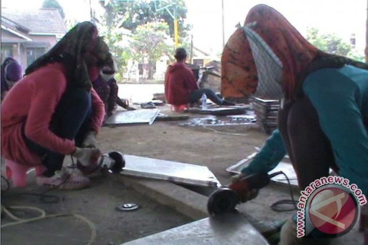 Perempuan Desa Sukomoro Sumsel buat kubah masjid