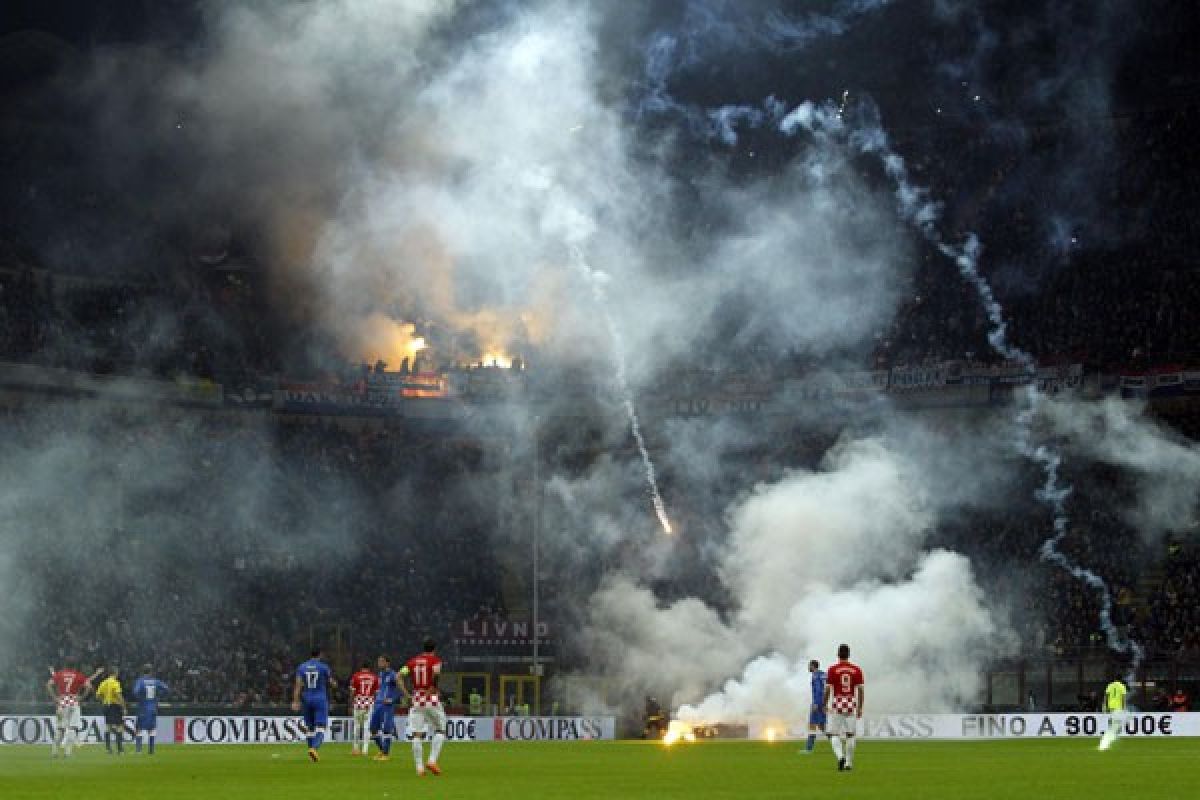 Kerusuhan penonton nodai pertandingan Kroasia lawan Italia