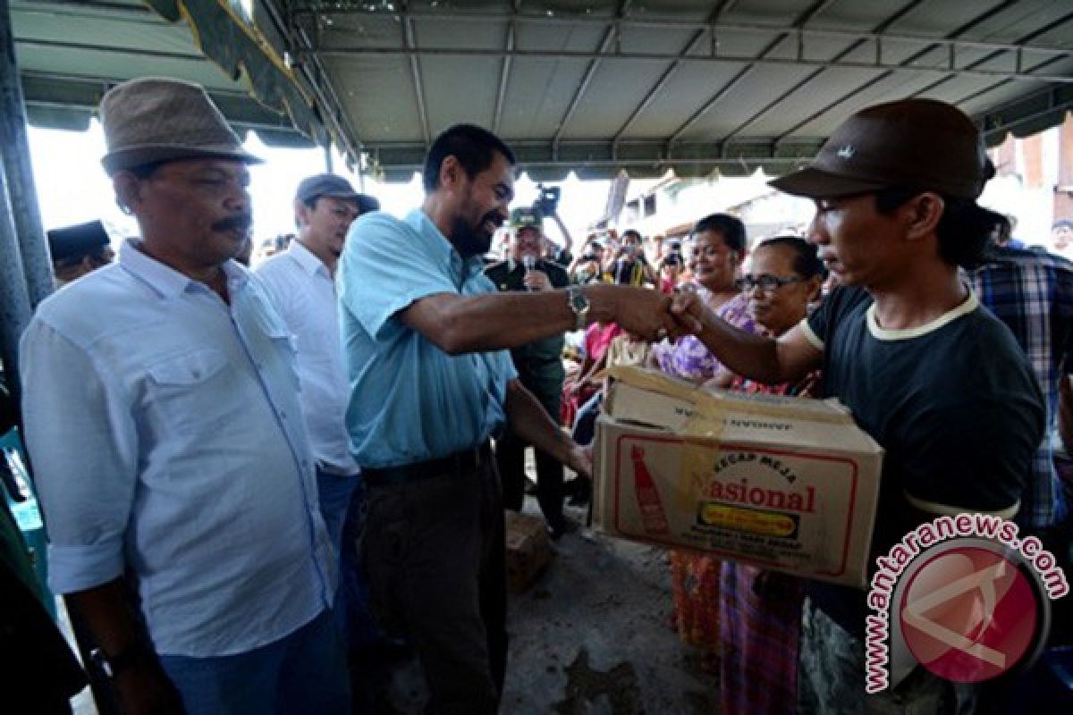 Mualem Serahkan 1.000 Paket Bantuan di Aceh Tenggara