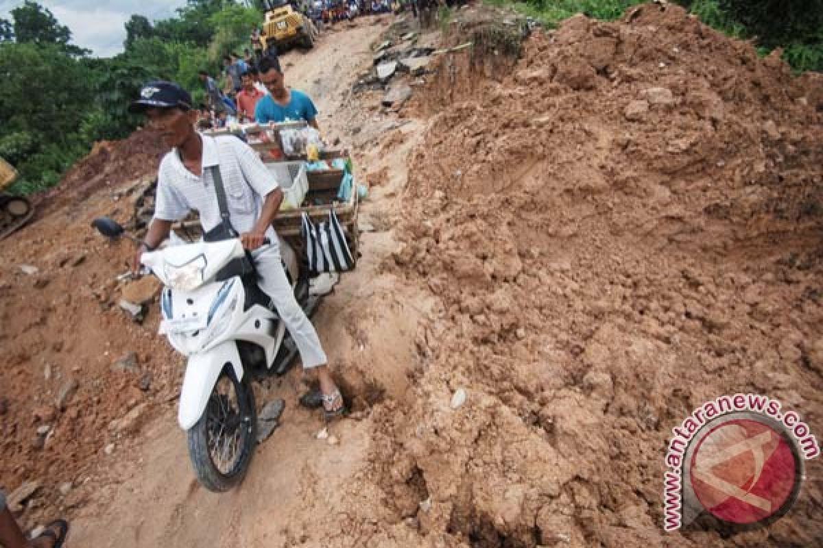 Jalinbar Lampung-Bengkulu macet 15 km akibat longsor