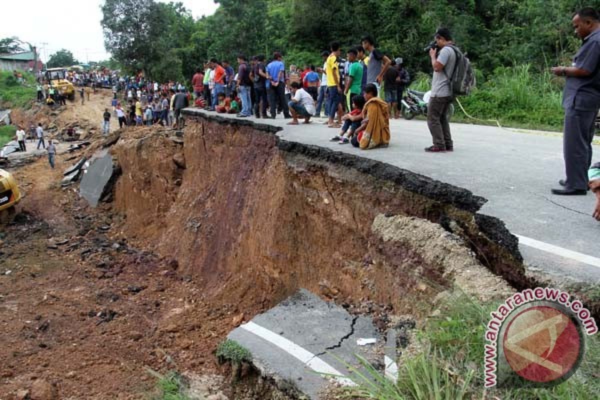 Akses jalan Padang-Jambi terputus akibat longsor