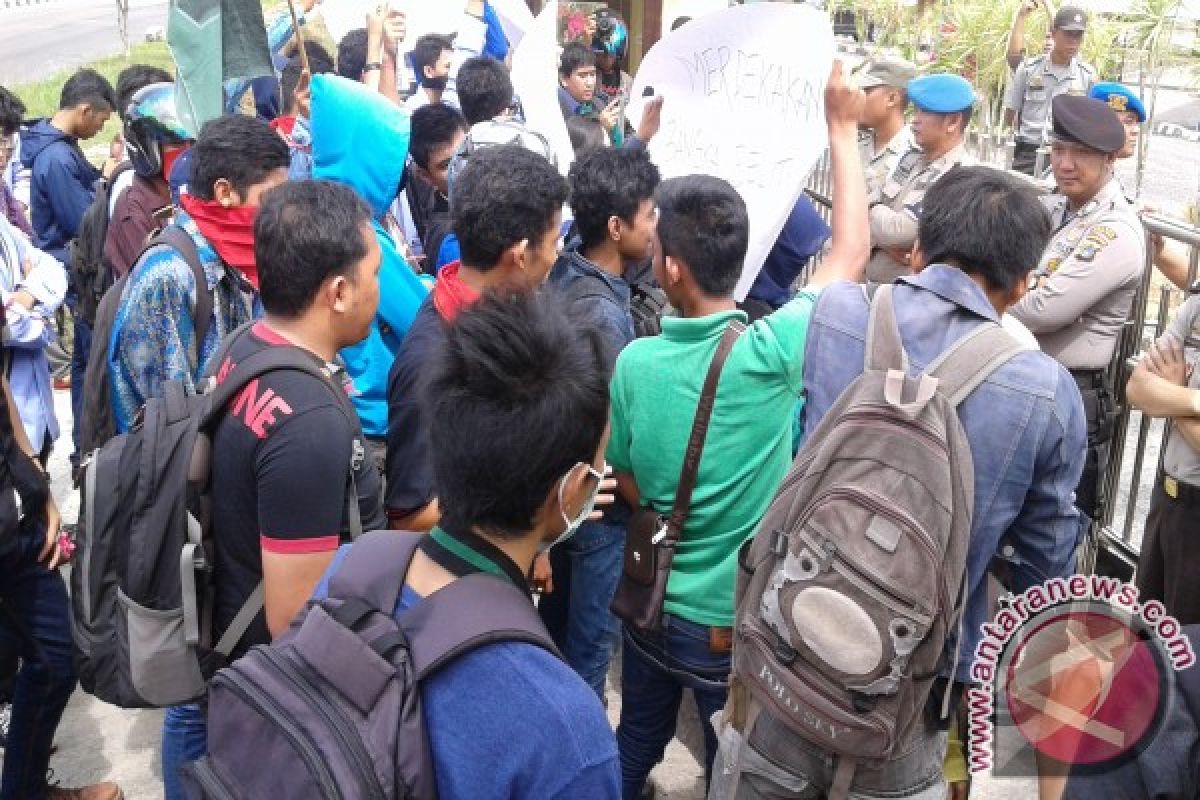 Mahasiswa Babel Tuntut Fraksi PDI-P Beri Penjelasan