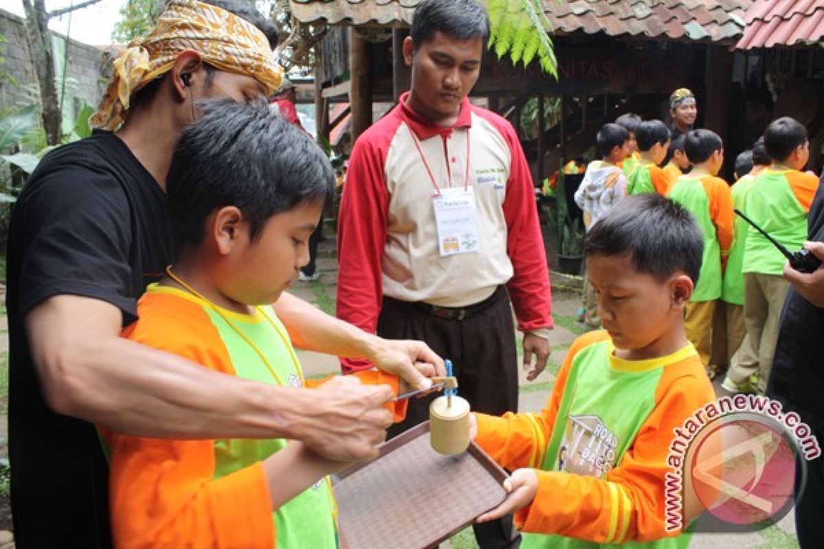 Belajar permainan tradisional bersama Komunitas Hong