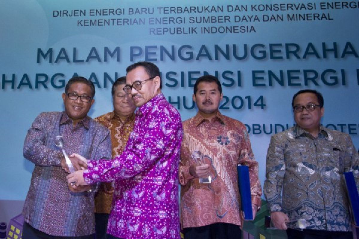 Semen Padang Terima Penghargaan Efisiensi Energi 2014