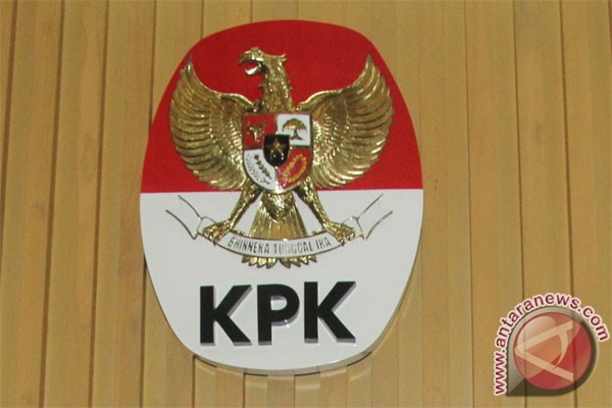 KPK periksa kerabat Fuad Amin