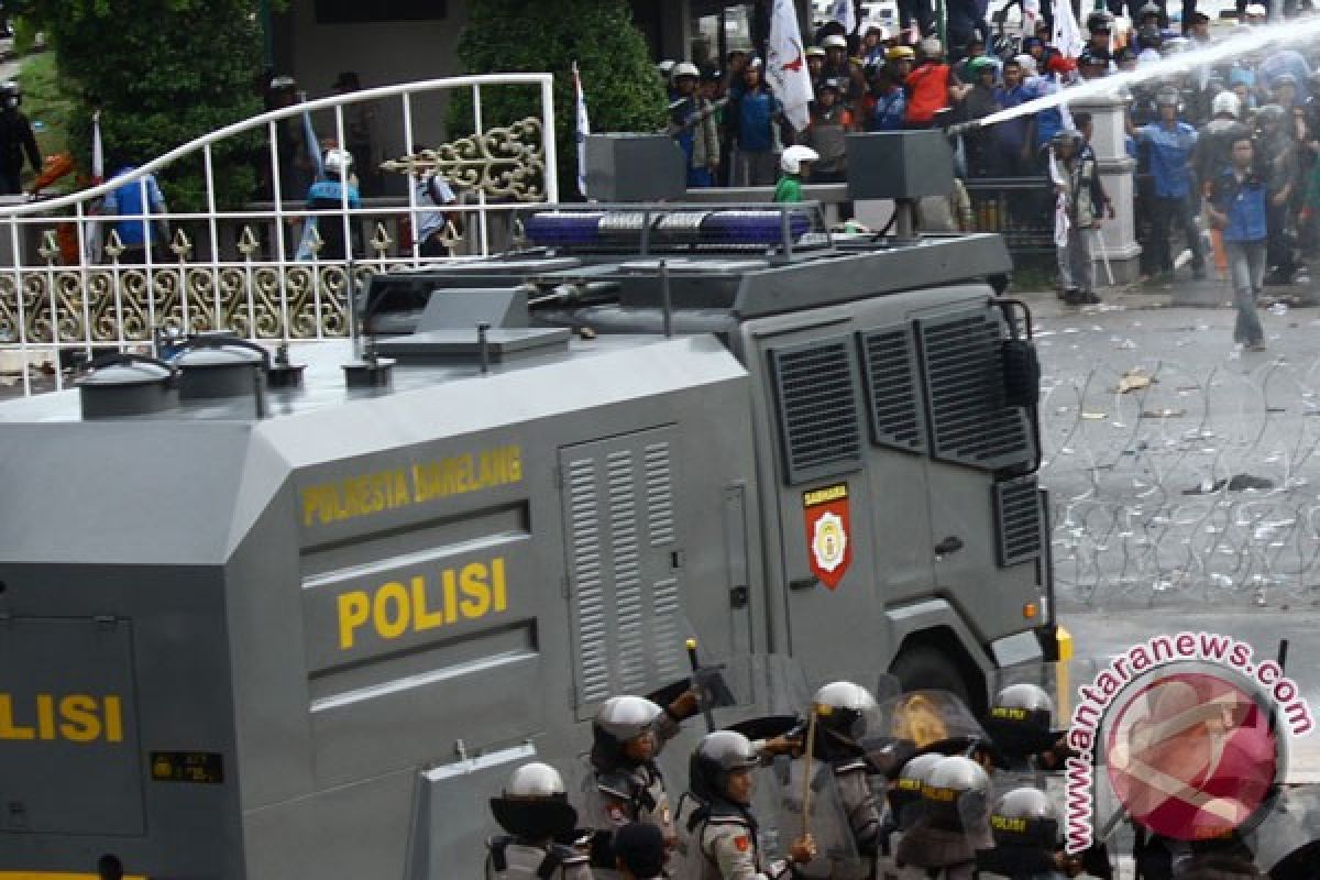 Polres Kotabaru siagakan mobil water canon di kantor KPU