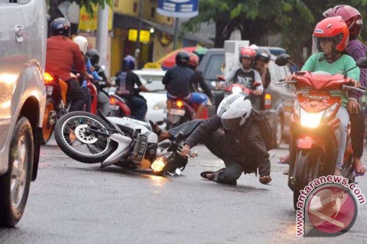 Tabrakan bus lawan sepeda motor seorang tewas