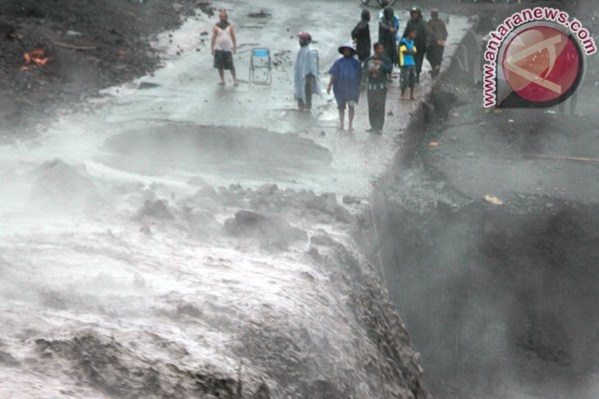 Dua truk pasir terseret banjir lahar Merapi 