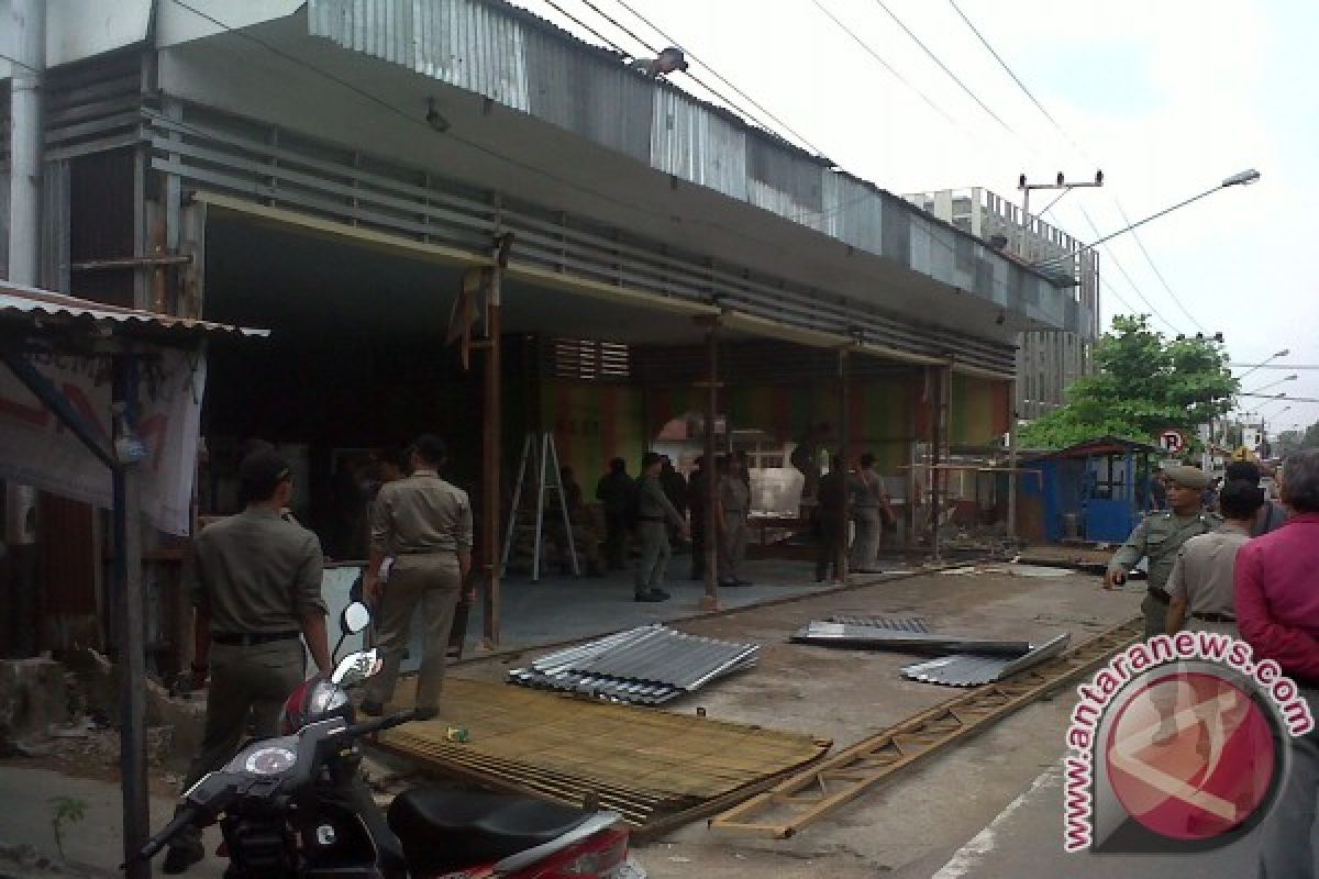 Satpol-PP Pontianak Bongkar Bangunan Tidak Miliki IMB