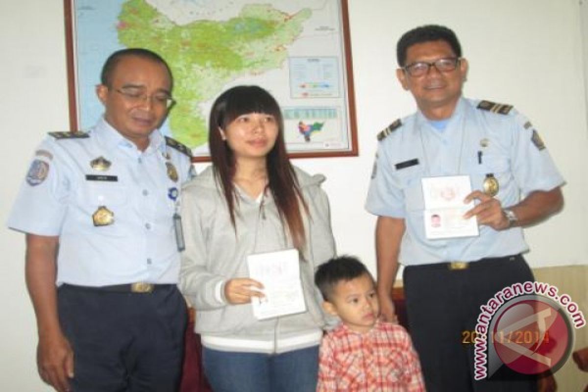 Imigrasi Singkawang Pulangkan Dua WN Vietnam  