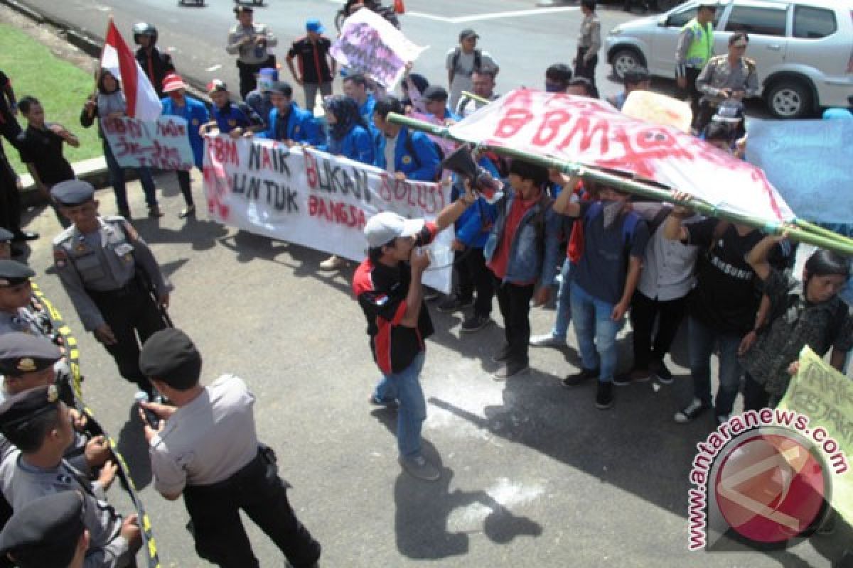 Demo lanjutan kenaikan harga BBM berjalan damai 